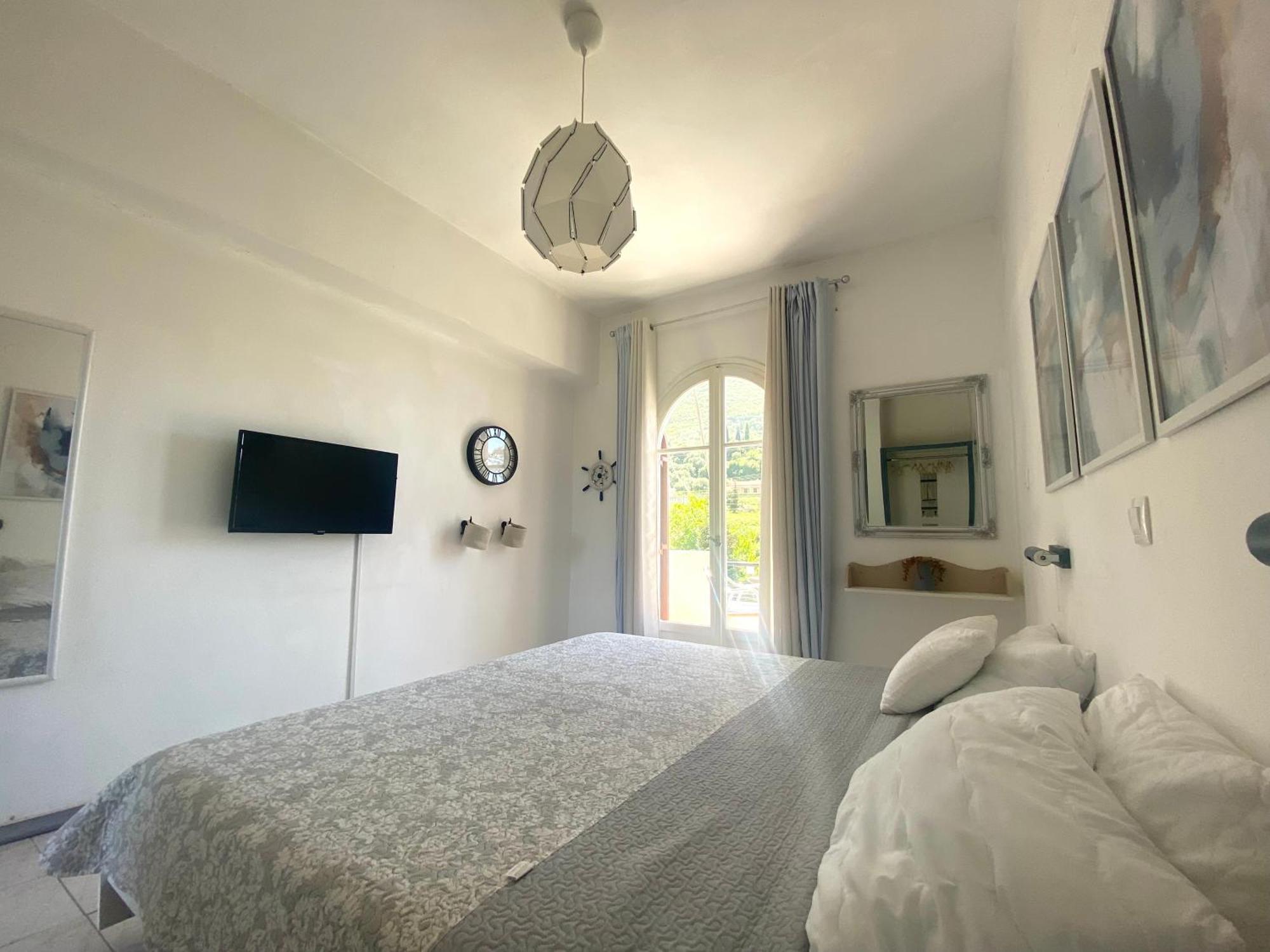 Vátos Navy Apartment With Mountain View &Private Parking מראה חיצוני תמונה